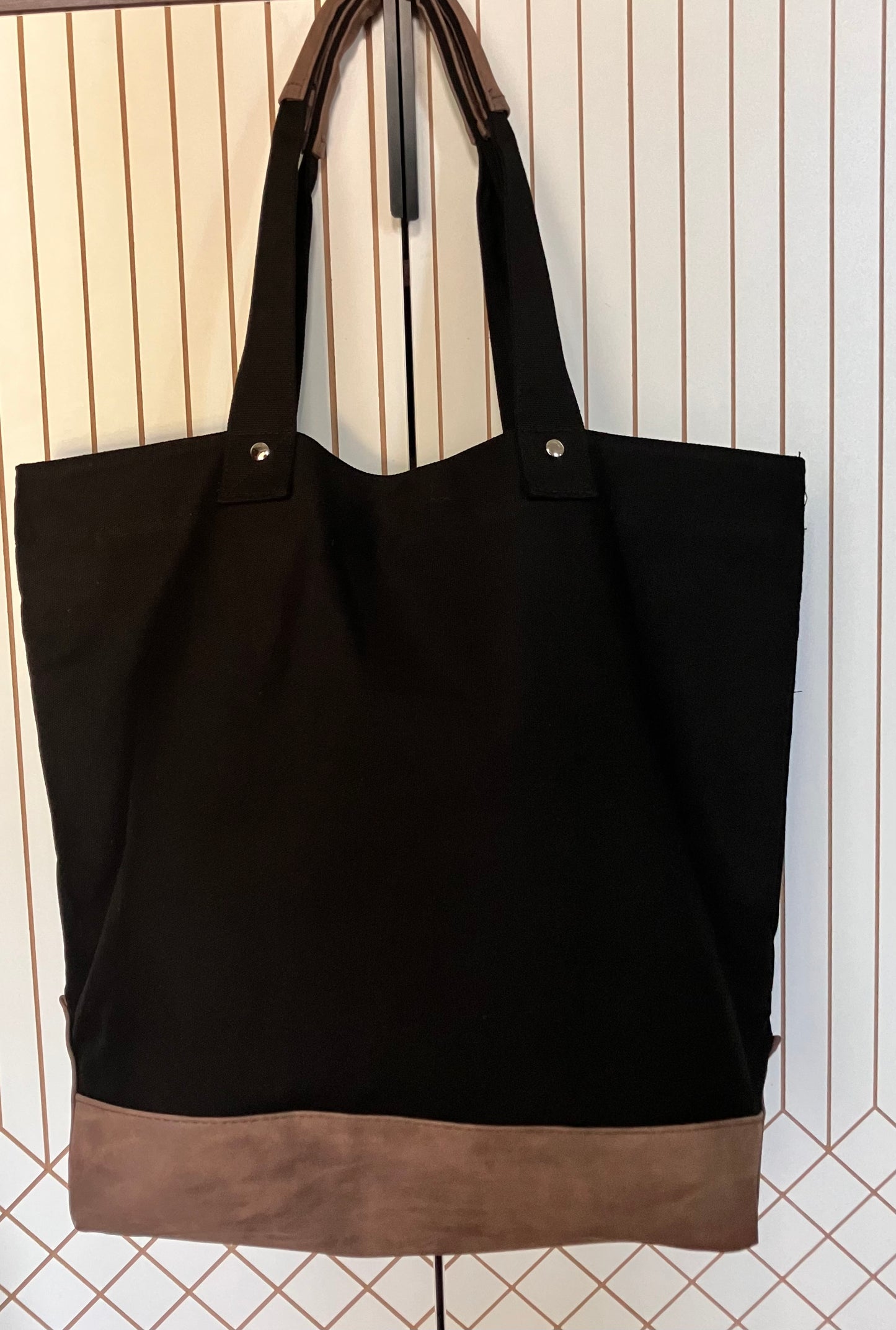 Chic Travel Tote Bag- Stylish & Versatile tote for Women
